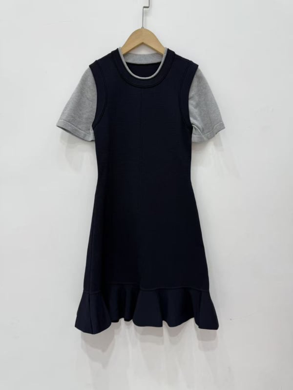 Francia ihletésű elegancia, őszi 2025 kötött ruha fodrokkal és fishtail fazonnal, két részes hatás