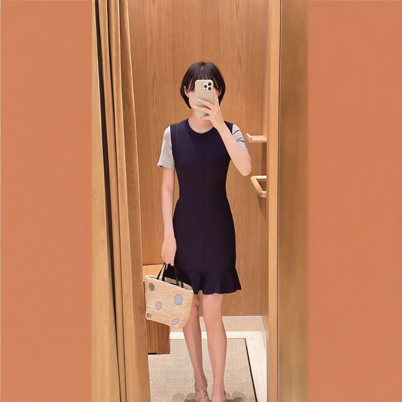 Francia ihletésű elegancia, őszi 2025 kötött ruha fodrokkal és fishtail fazonnal, két részes hatás