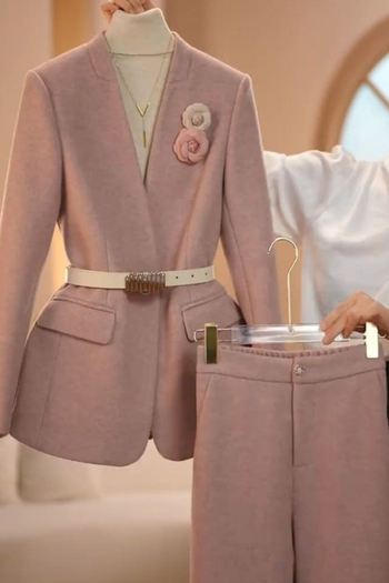 Modno i elegantno žensko profesionalno odijelo s blejzerom i hlačama – dvodijelni set, jesen 2025.