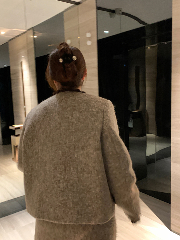 Ženski kostim u Chanel stilu, plus veličina, s jaknom od fleisa i midi suknjom, zima 2024