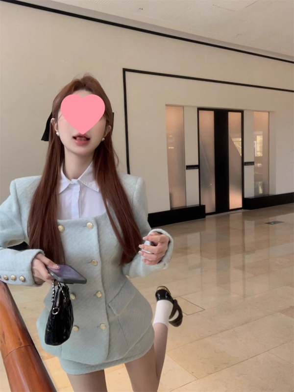 Dva dijela: kaput od vune u tweed stilu s dvostrukim kopčanjem i mini suknja visokog struka