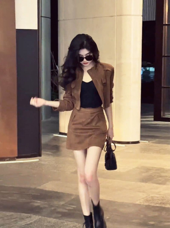 Maillard retro Hongkong stil od suede materijala, dvodijelni set za žene: kratka jakna i suknja s visokim strukom
