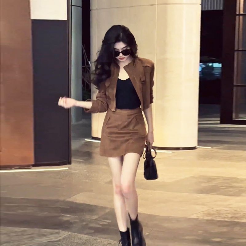 Maillard retro Hongkong stil od suede materijala, dvodijelni set za žene: kratka jakna i suknja s visokim strukom