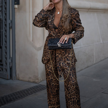Ženski dvodijelni set s leopard uzorkom: sako s reverom i hlače visokog struka i širokih nogavica – retro stil
