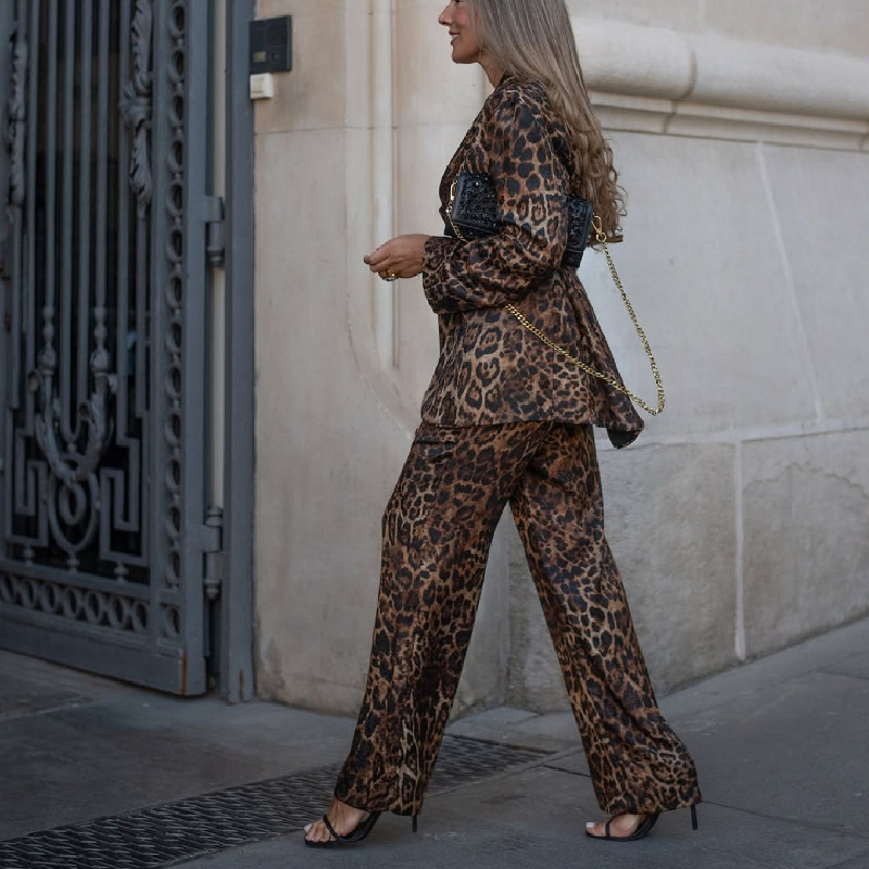 Ženski dvodijelni set s leopard uzorkom: sako s reverom i hlače visokog struka i širokih nogavica – retro stil