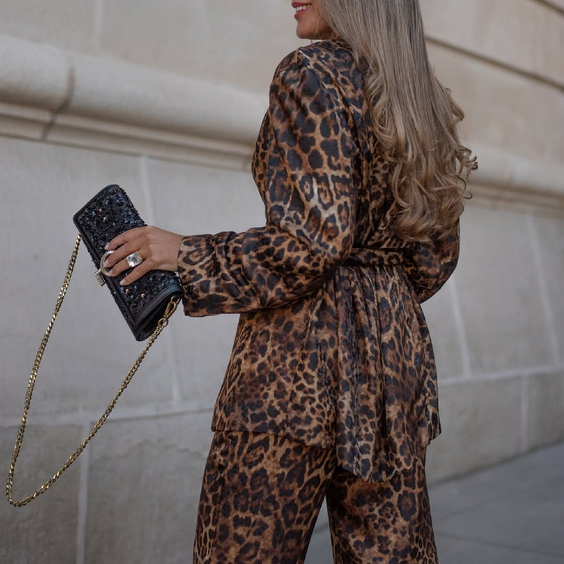 Ženski dvodijelni set s leopard uzorkom: sako s reverom i hlače visokog struka i širokih nogavica – retro stil