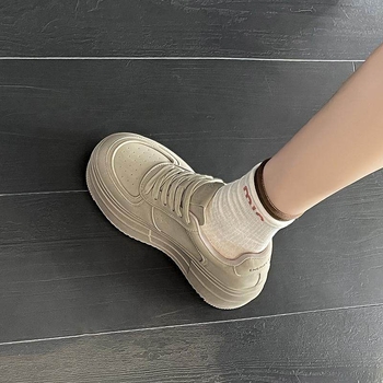Ženske kožne tenisice na platformi s skrivenim povećanjem visine od 8 cm, vezanje, casual sportska obuća, bijele