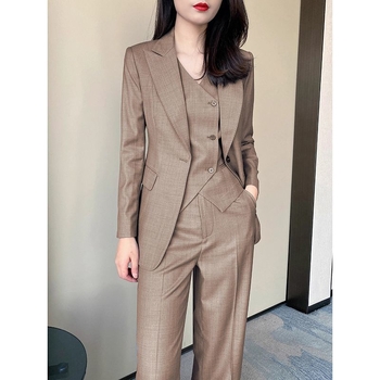 Ženski trodijelni kostim s sakoom, prslukom i hlačama ravnog kroja, elegantan uredski stil