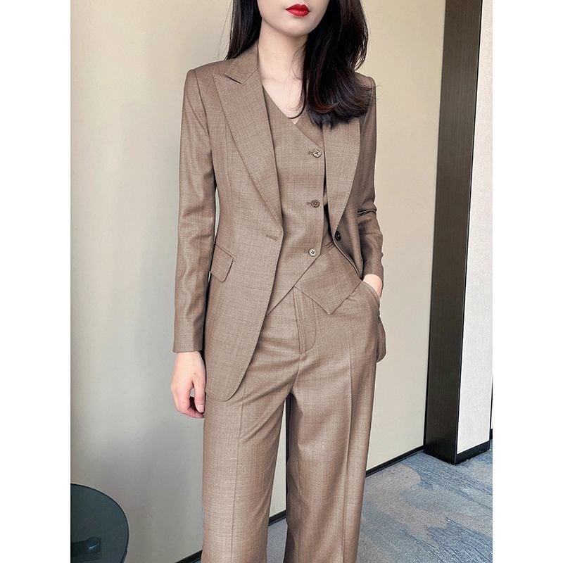 Ženski trodijelni kostim s sakoom, prslukom i hlačama ravnog kroja, elegantan uredski stil