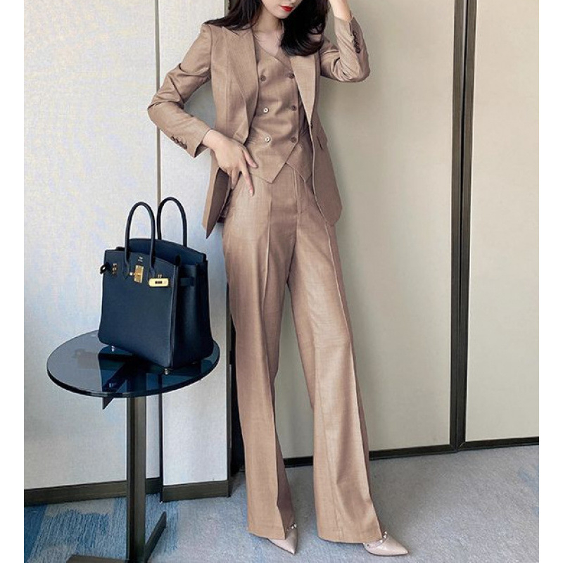 Ženski trodijelni kostim s sakoom, prslukom i hlačama ravnog kroja, elegantan uredski stil