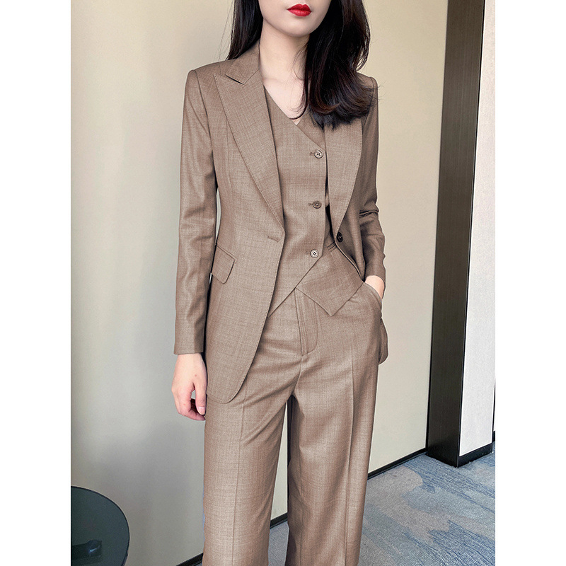 Ženski trodijelni kostim s sakoom, prslukom i hlačama ravnog kroja, elegantan uredski stil