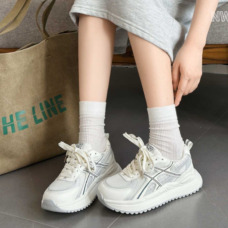Ženske tenisice s mrežastim gornjim dijelom, stil dad shoes, 2025 ljeto–jesen, debela potplat za povećanje visine, bijele, lagane, prozračne