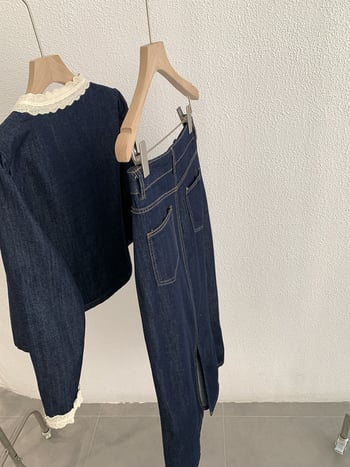Omalai denim set s čipkastim panelima: top s dugim rukavima i midi suknja, proljeće 2025