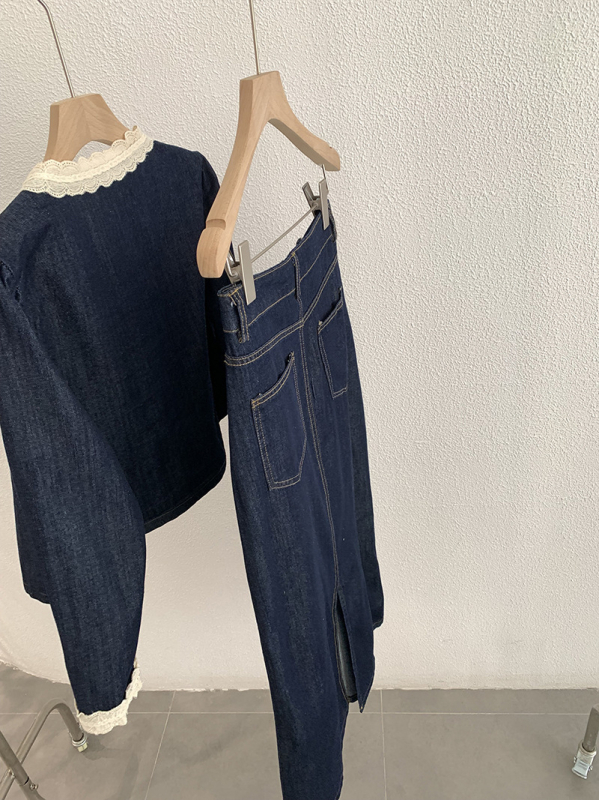 Omalai denim set s čipkastim panelima: top s dugim rukavima i midi suknja, proljeće 2025