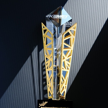 Elegantni kristalno-metalni trofej za izvanredne zaposlenike — prigodna nagrada za kreativni godišnji sastanak tvrtke