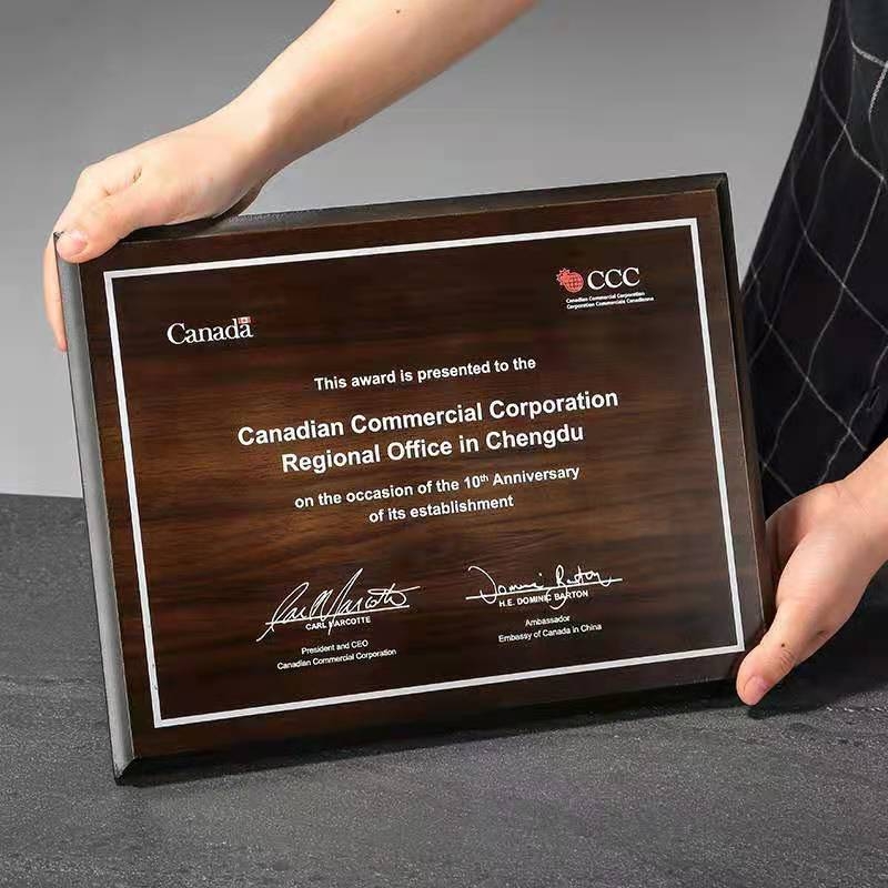 UV ispis na drvenu ploču s pozlaćenom folijom – častni certifikat i nagrada