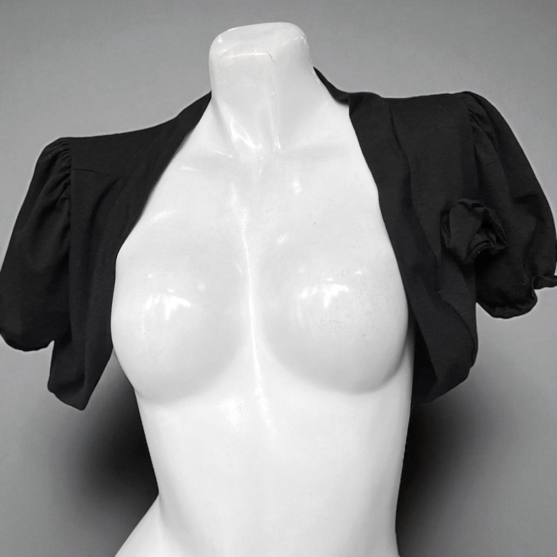 Crni ljetni goth dvodijelni set: haljina s halter dekolom i mašnicom te kratki kardigan