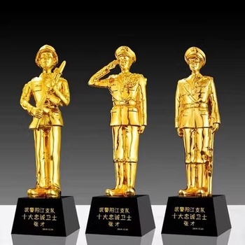 Figura od smole s malim zlatnim vojakom – memorijalni suvenir za veterane, poklon suborcima