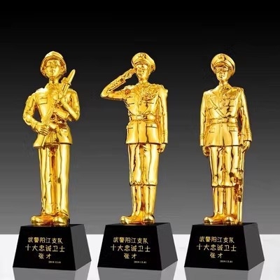 Figura od smole s malim zlatnim vojakom – memorijalni suvenir za veterane, poklon suborcima