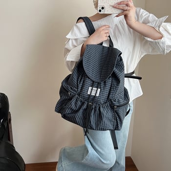 Γυναικεία τσάντα πλάτης σε κορεατικό street style, ελαφριά καμβάς με καρό σχέδιο για καθημερινή χρήση.