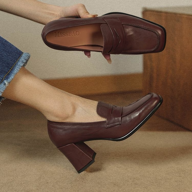 Ženske cipele od teksturirane teleće kože, retro stil, debeli blok potpetica, četvrtasti vrh, slip-on, proljeće 2025