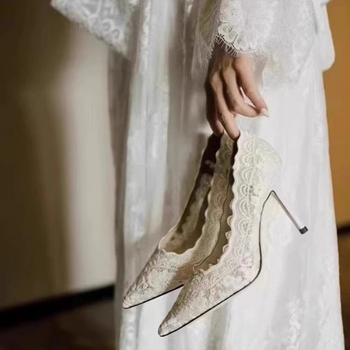 Ženske svadbene cipele od bijele čipke, niski pet, elegantne za vjenčanje i zaruke, prikladne uz tradicionalnu kinesku haljinu.