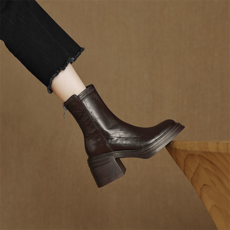 Francia stílusú fekete női bokacsizma őszi–téli, plüss béléssel, magas sarkú, karcsú vonal, vastag talp a magasság növeléséhez, Martin-stílusú csizma