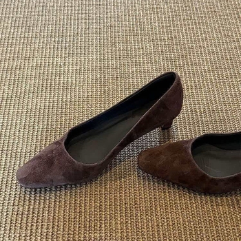Ženske cipele od brušenog materijala (suede), smeđkasto-kava boja, srednji blok potpetica, kvadratni vrh, retro stil, slip-on