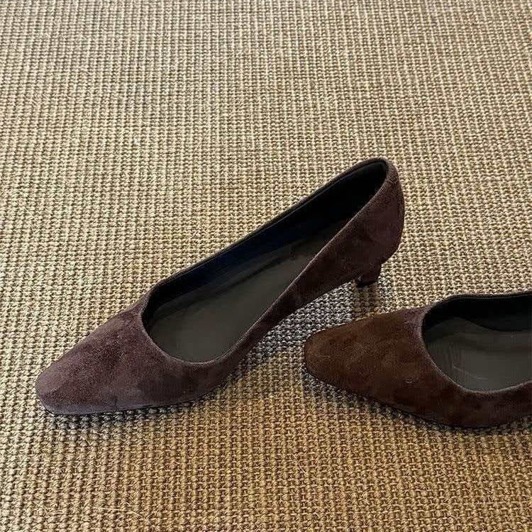 Ženske cipele od brušenog materijala (suede), smeđkasto-kava boja, srednji blok potpetica, kvadratni vrh, retro stil, slip-on