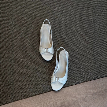 Овча кожа версия: френски стил високи токове с плисирани разкроени отвори, задна презрамка, метално копче, открит пръст