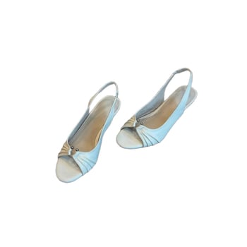 Овча кожа версия: френски стил високи токове с плисирани разкроени отвори, задна презрамка, метално копче, открит пръст