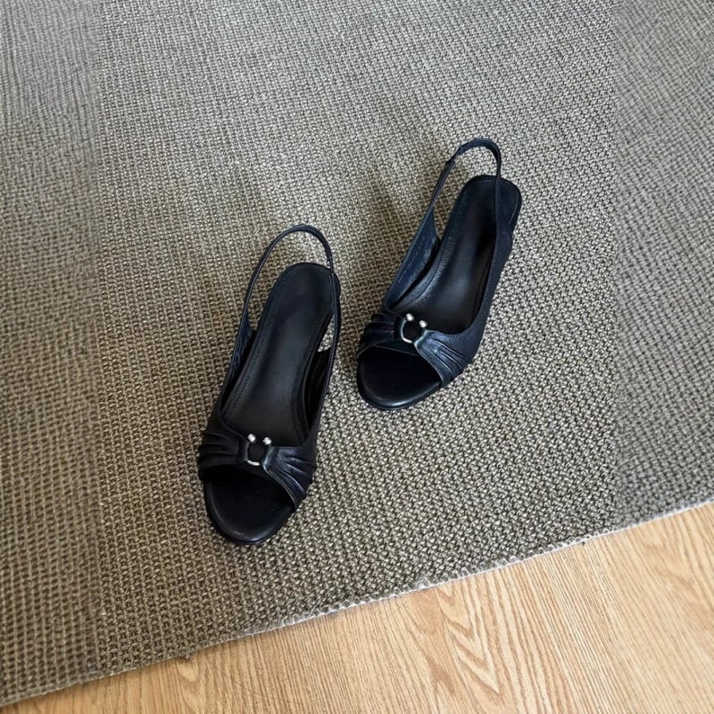 Овча кожа версия: френски стил високи токове с плисирани разкроени отвори, задна презрамка, метално копче, открит пръст