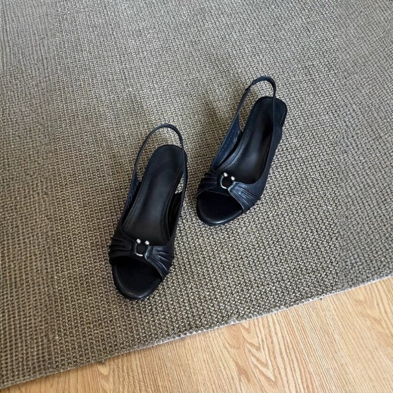 Овча кожа версия: френски стил високи токове с плисирани разкроени отвори, задна презрамка, метално копче, открит пръст