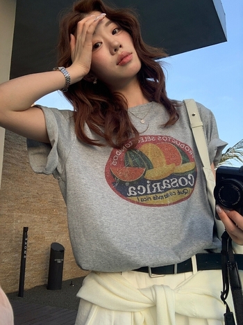 The Limon Ženski ležerno krojeni T-shirt s kratkim rukavima, printom voća u nijansama limuna i zelenog čaja, retro stil.