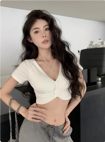 Seksi crop top s dubokim V-izrezom, kratki rukavi, uski kroj, ljetni džez ples