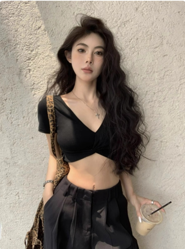Seksi crop top s dubokim V-izrezom, kratki rukavi, uski kroj, ljetni džez ples