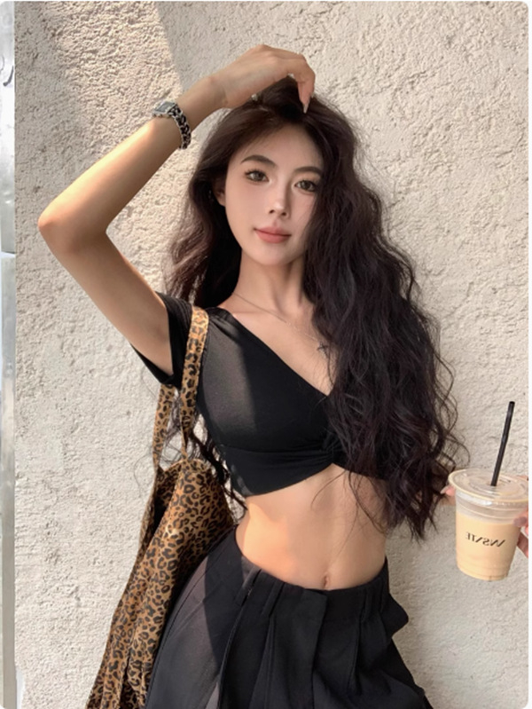 Seksi crop top s dubokim V-izrezom, kratki rukavi, uski kroj, ljetni džez ples