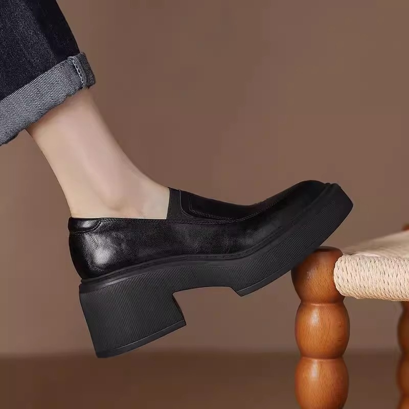 Ženske loaferice s debelim potplatom, bez vezanja, mekana koža, zaobljen nos, britanski stil, proljeće–jesen 2025