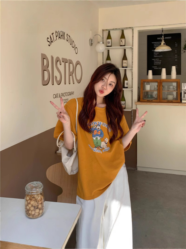 Ženski T-shirt s kratkim rukavima u Hong Kong stilu retro chic, đumbir-žuta, labav kroj, korejski stil