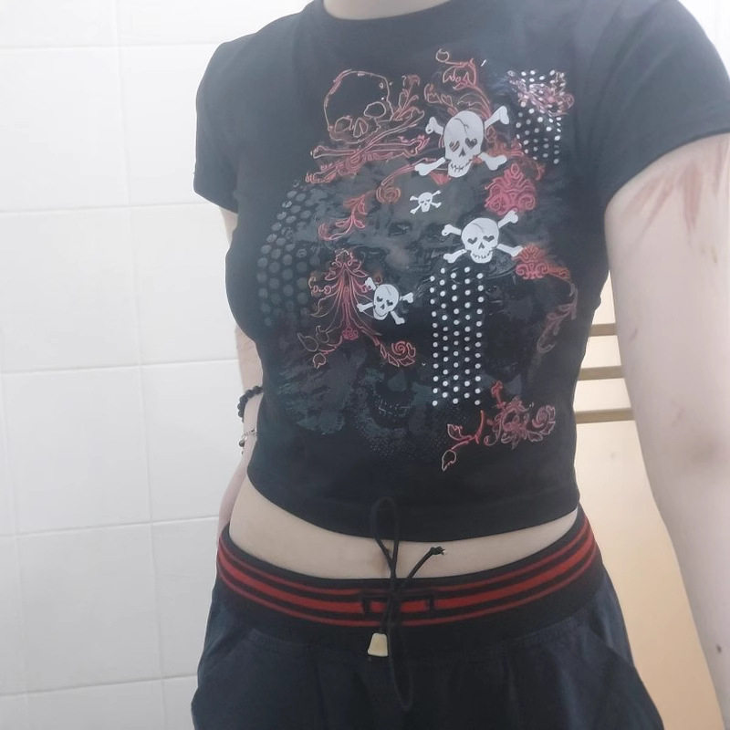 Ženski T-shirt s okruglim izrezom i natpisom s slovima, uski kroj, kratka duljina, ulični stil, ljeto 2025