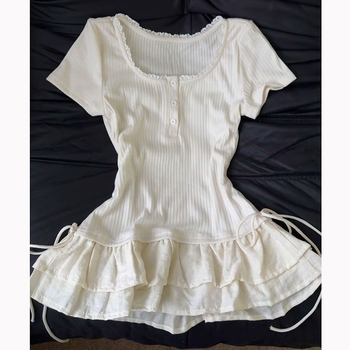Ženski T‑shirt kratkih rukava s patchworkom, francuski stil, ljeto 2025, uski kroj, okrugli izrez, detalji sa šnuralama