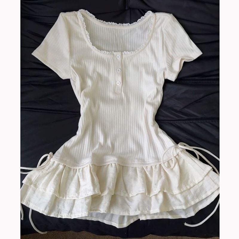Ženski T‑shirt kratkih rukava s patchworkom, francuski stil, ljeto 2025, uski kroj, okrugli izrez, detalji sa šnuralama