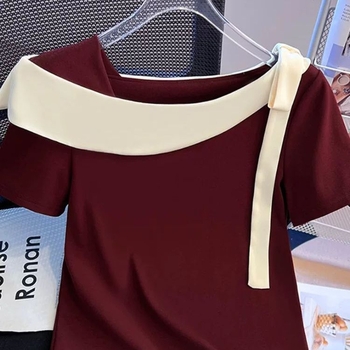 Ženski top s blok boja i asimetričnim izrezom, ramena otkrivena, kratki rukavi, crop top, ljeto 2025
