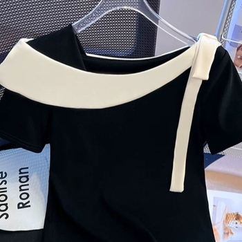 Ženski top s blok boja i asimetričnim izrezom, ramena otkrivena, kratki rukavi, crop top, ljeto 2025