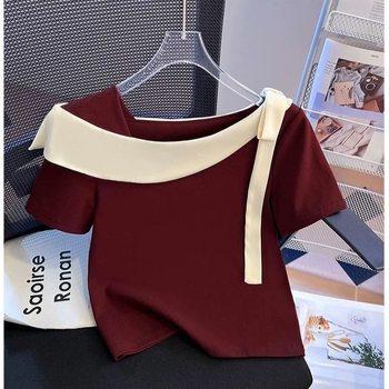 Ženski top s blok boja i asimetričnim izrezom, ramena otkrivena, kratki rukavi, crop top, ljeto 2025
