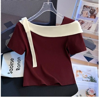Ženski top s blok boja i asimetričnim izrezom, ramena otkrivena, kratki rukavi, crop top, ljeto 2025