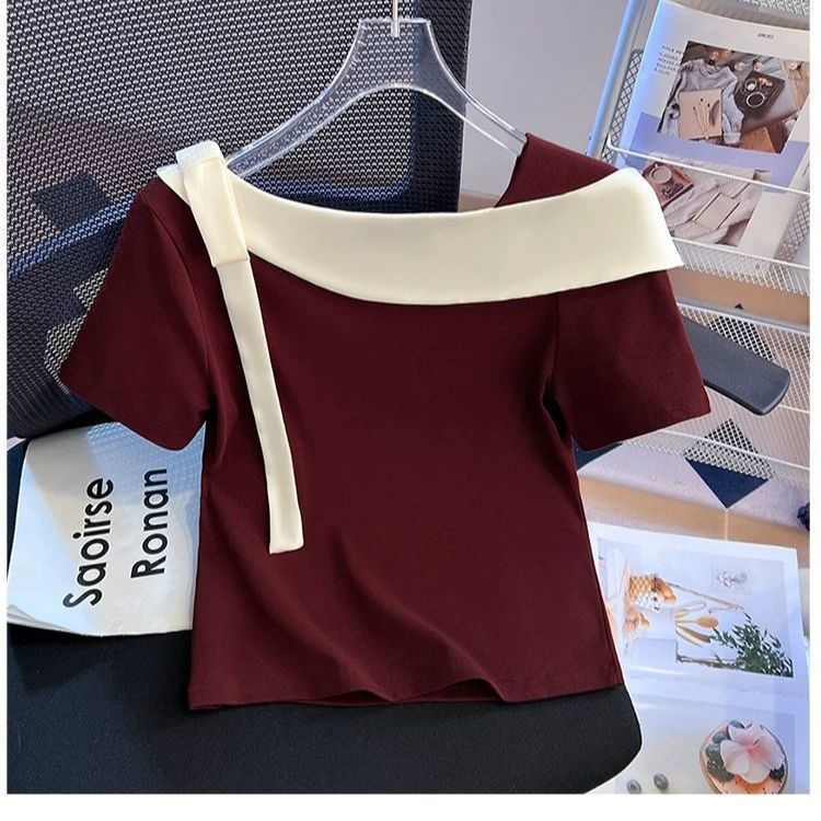 Ženski top s blok boja i asimetričnim izrezom, ramena otkrivena, kratki rukavi, crop top, ljeto 2025