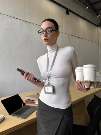 G25T075 Bijela ženska majica s visokim ovratnikom i kratkim rukavima, uskog kroja, Milk Silk tkanina, pogodna za slojevito nošenje ljeti