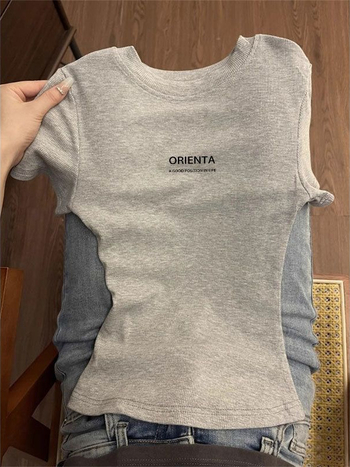 Ženski slim-fit T-shirt s okruglim izrezom i kratkim rukavima, vintage siva, ljetni osnovni top