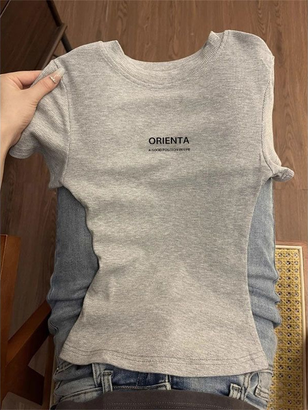 Ženski slim-fit T-shirt s okruglim izrezom i kratkim rukavima, vintage siva, ljetni osnovni top